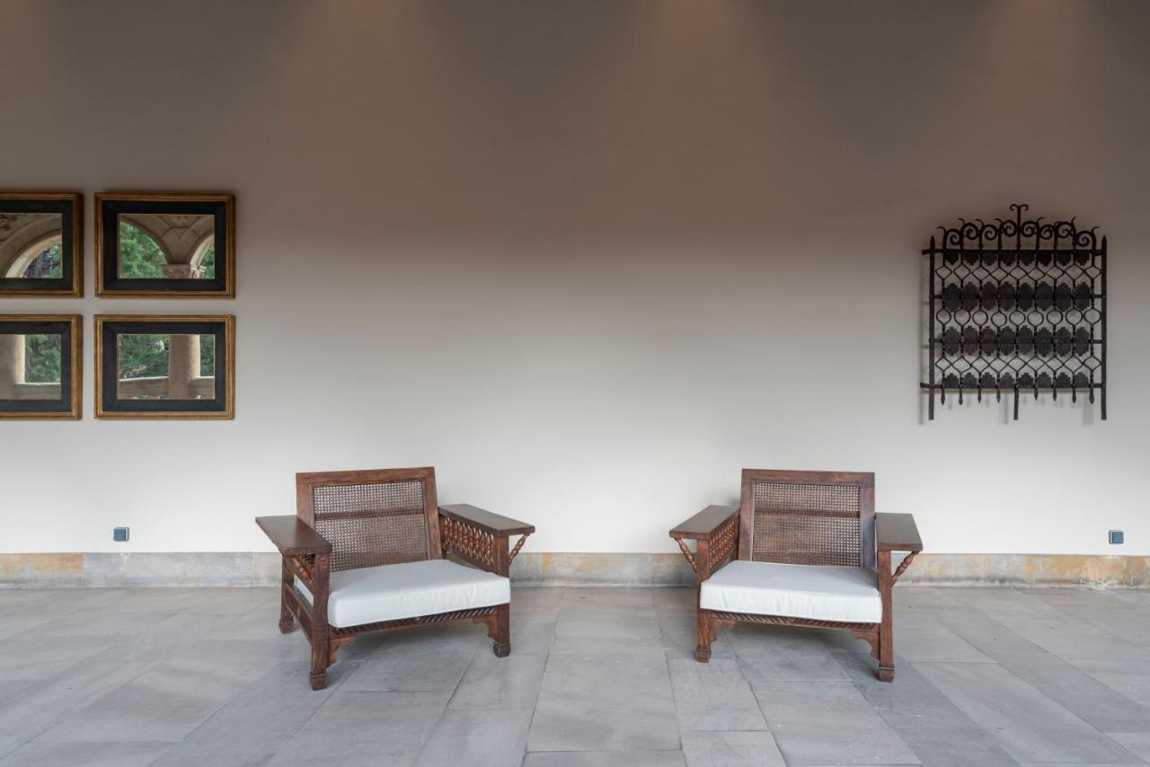Parador De Turismo De León Esterno foto Two of the 1930s Club chairs