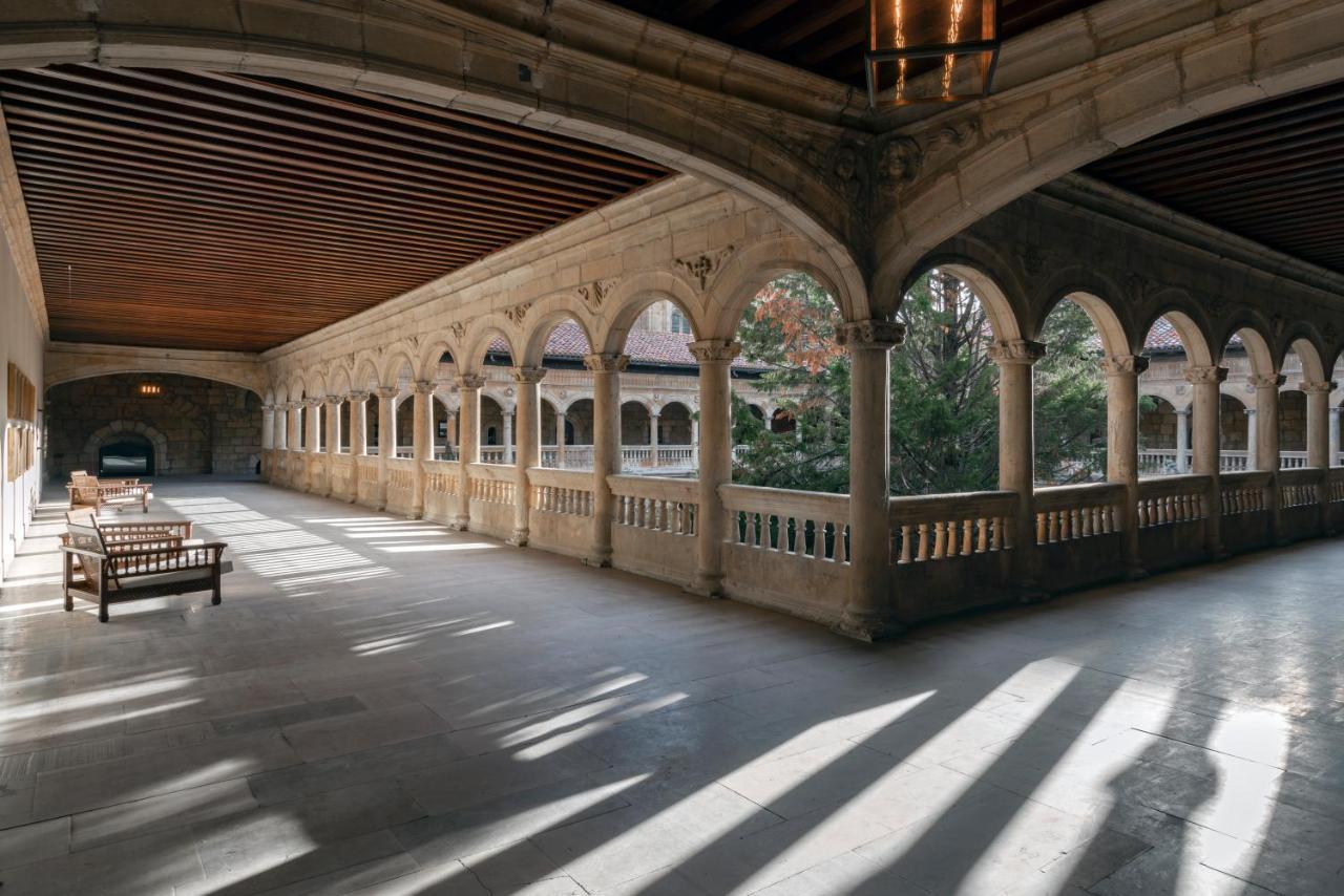 Parador De Turismo De León Esterno foto The cloister at the University of Chicago