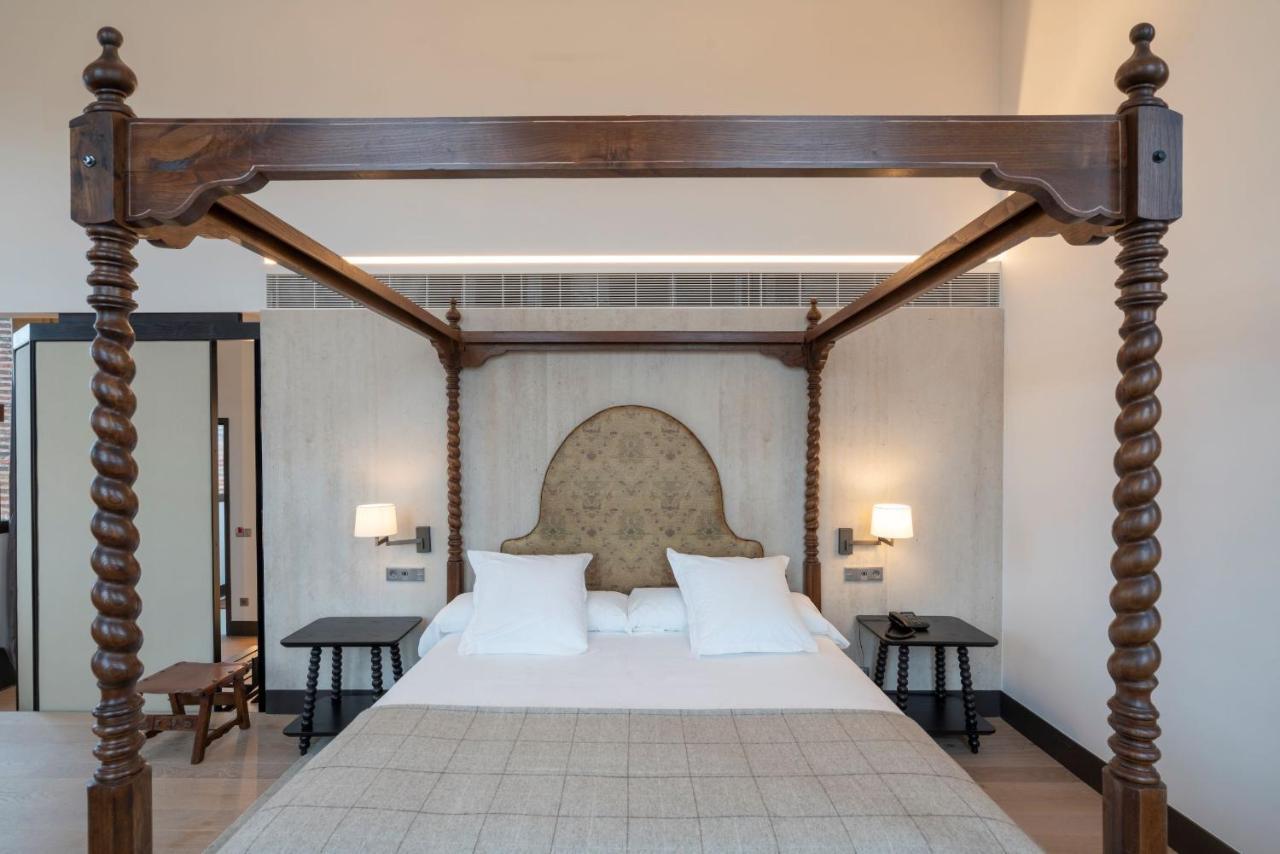 Parador De Turismo De León Esterno foto A bedroom at the hotel