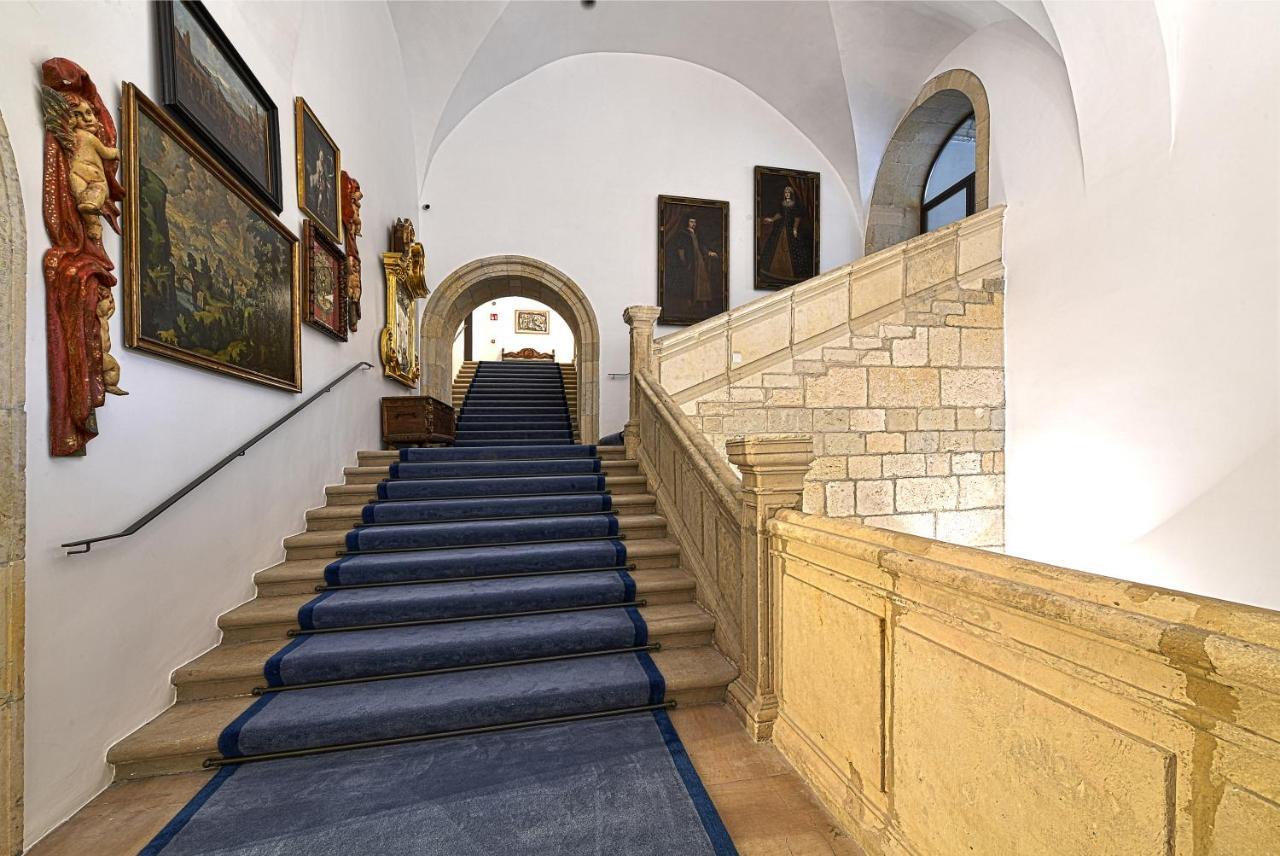 Parador De Turismo De León Esterno foto The staircase