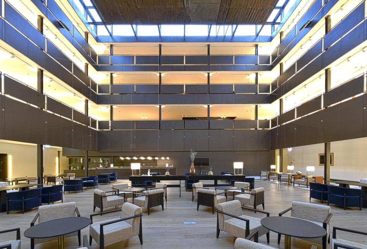 Parador De Turismo De León Esterno foto The interior of the hotel