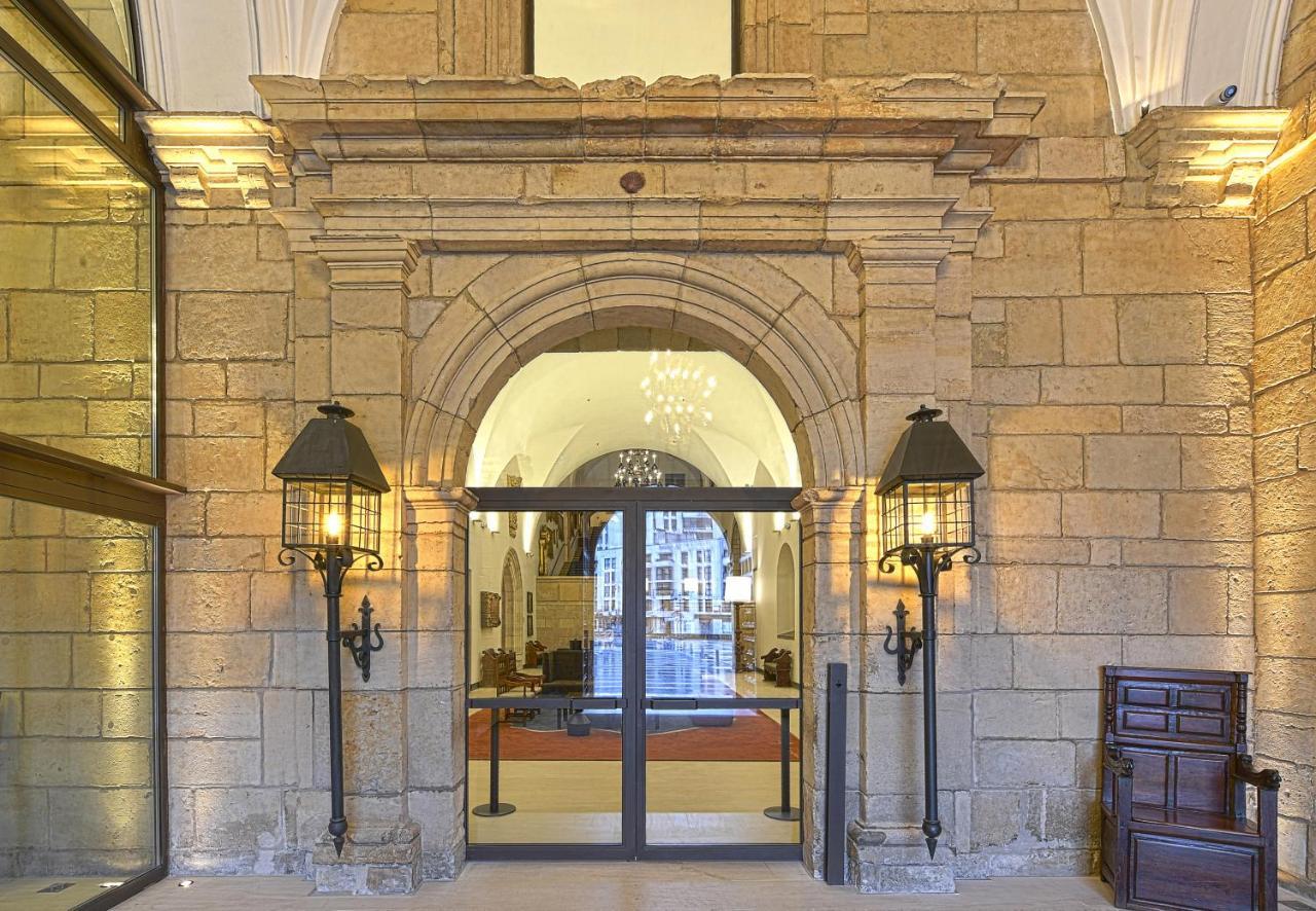 Parador De Turismo De León Esterno foto Entrance to the hotel