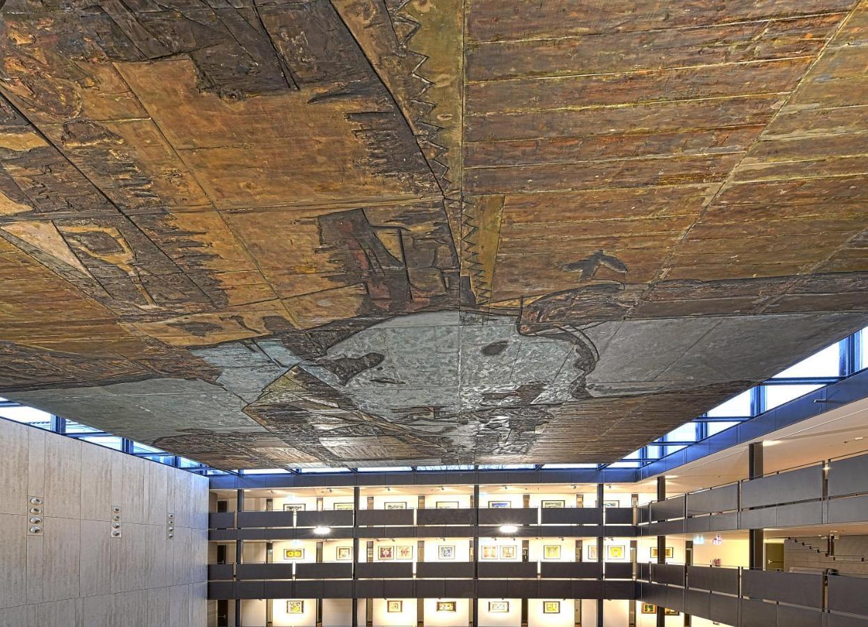 Parador De Turismo De León Esterno foto The ceiling of the main atrium