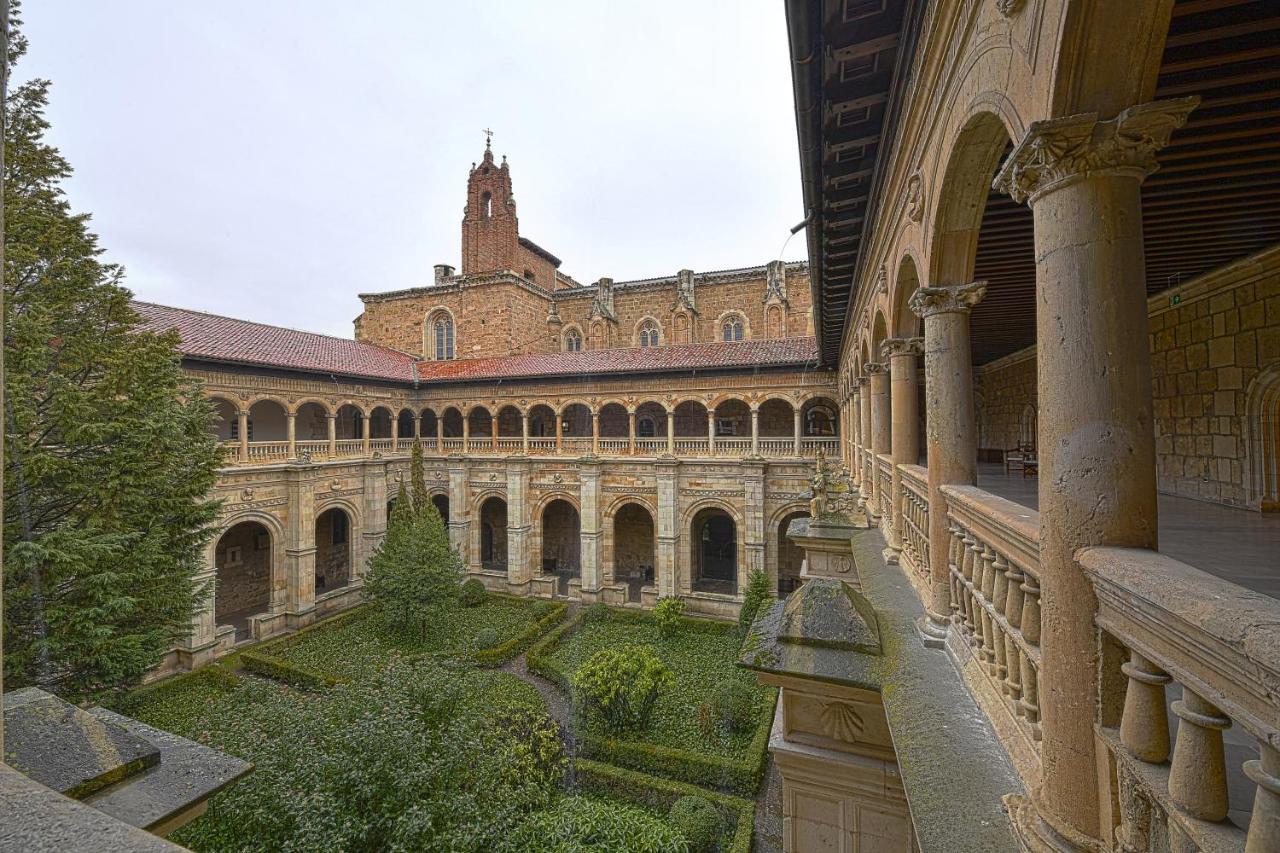 Parador De Turismo De León Esterno foto Cloister of the University of Salamanca