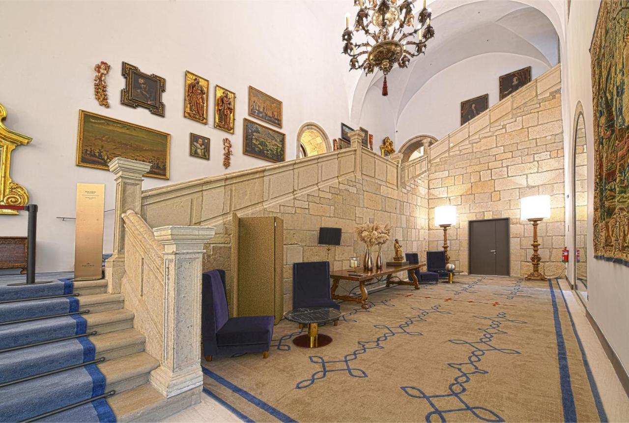 Parador De Turismo De León Esterno foto The interior of the hotel