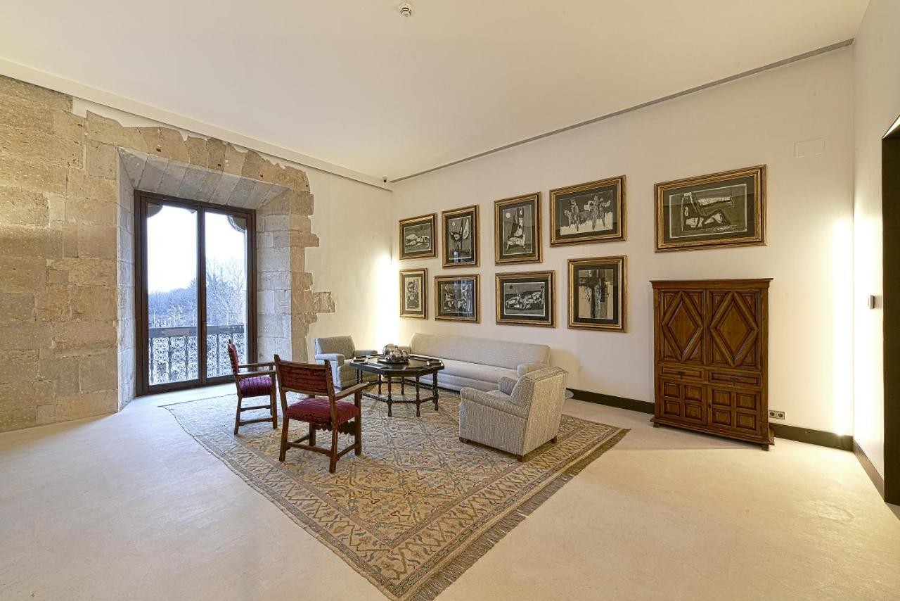 Parador De Turismo De León Esterno foto The living room of the suite