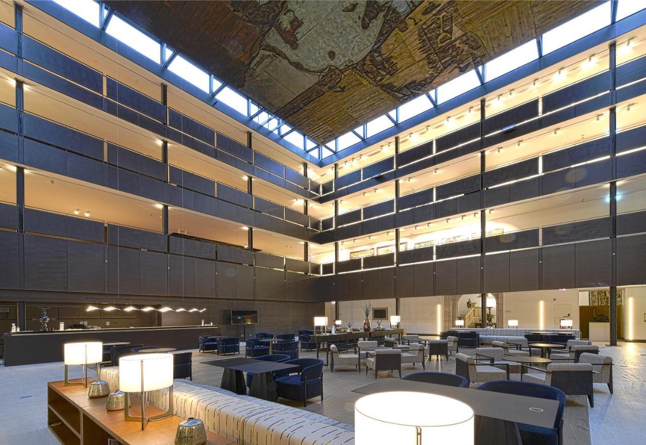 Parador De Turismo De León Esterno foto The interior of the hotel