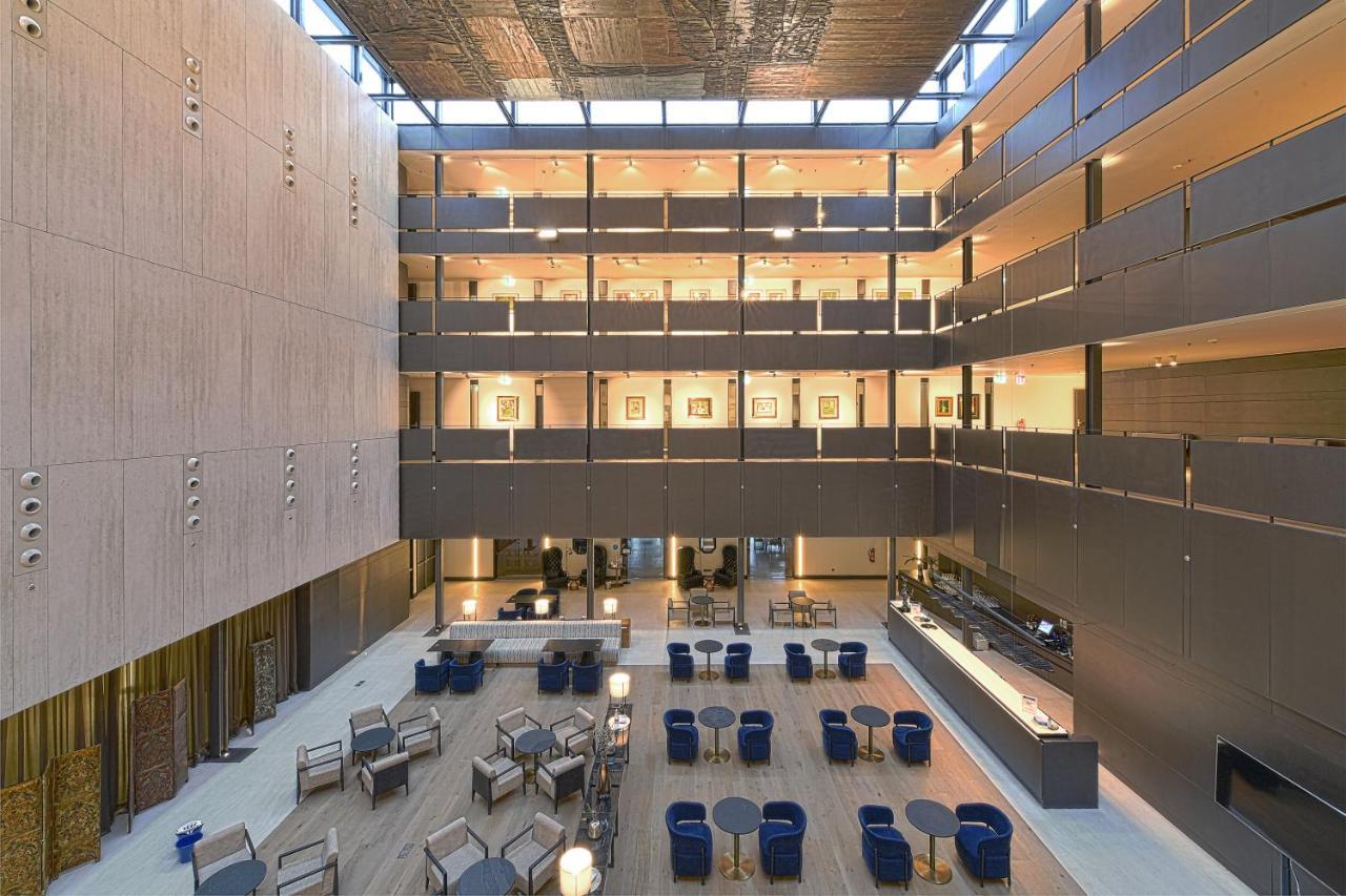 Parador De Turismo De León Esterno foto The atrium of the new building