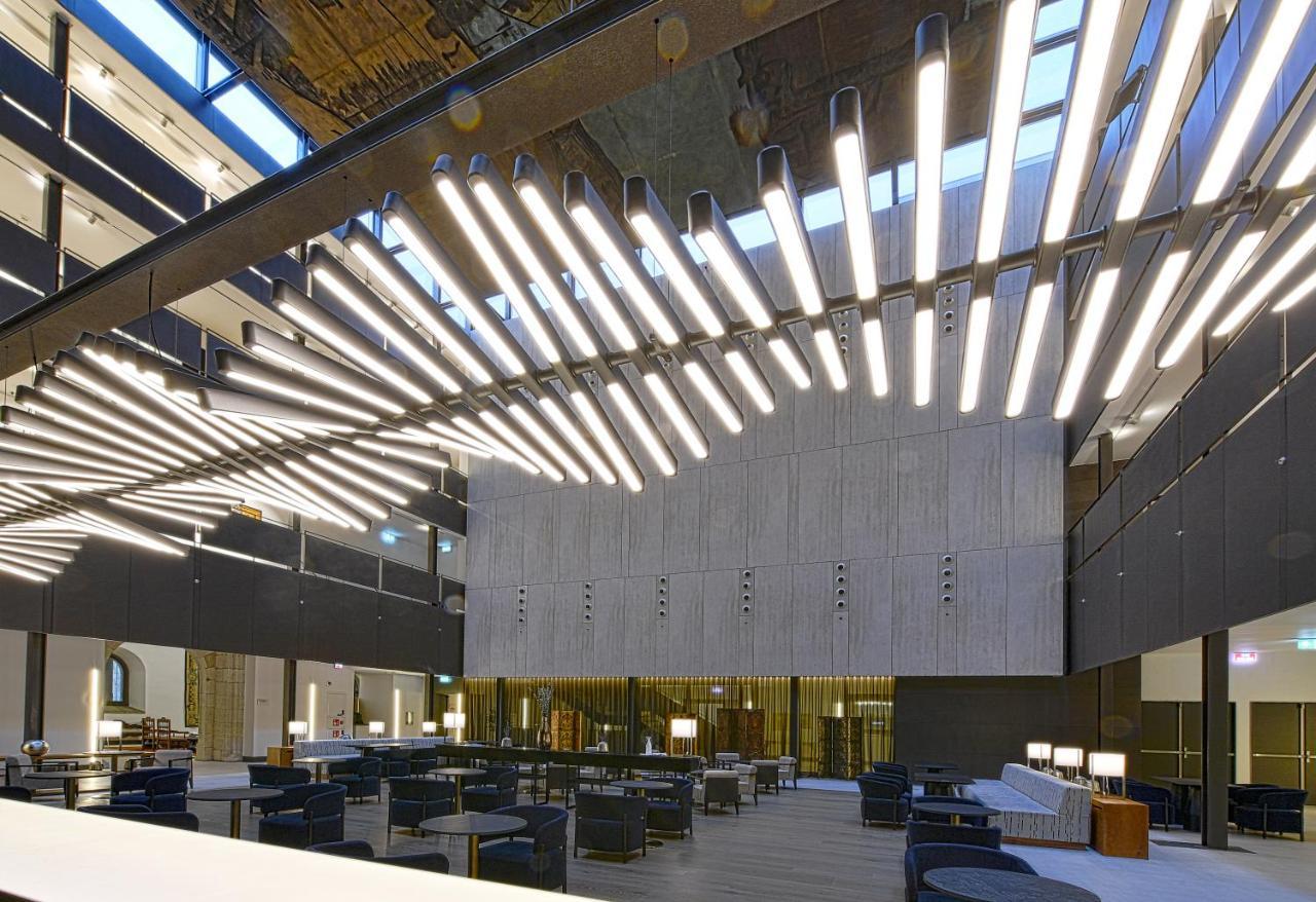 Parador De Turismo De León Esterno foto The interior of the library