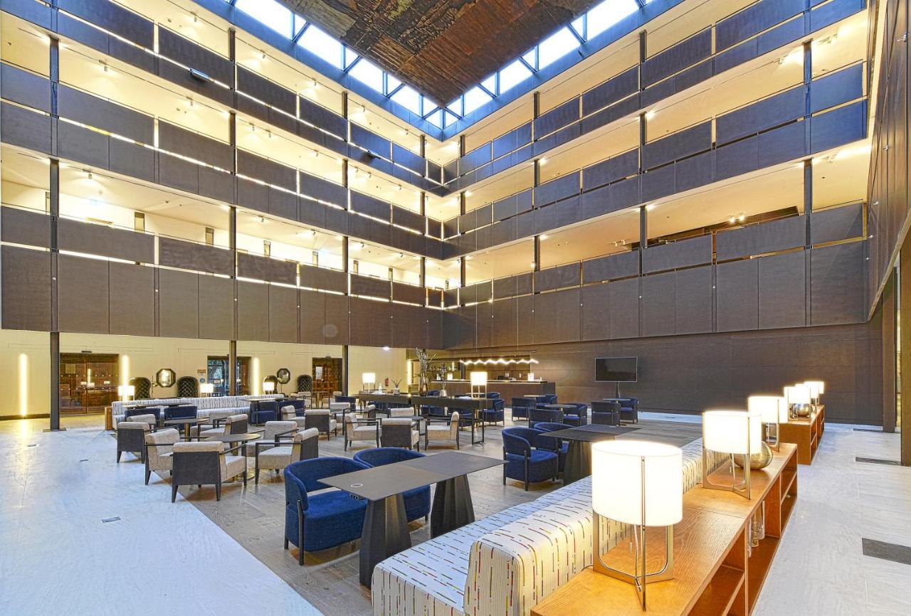 Parador De Turismo De León Esterno foto The interior of the hotel